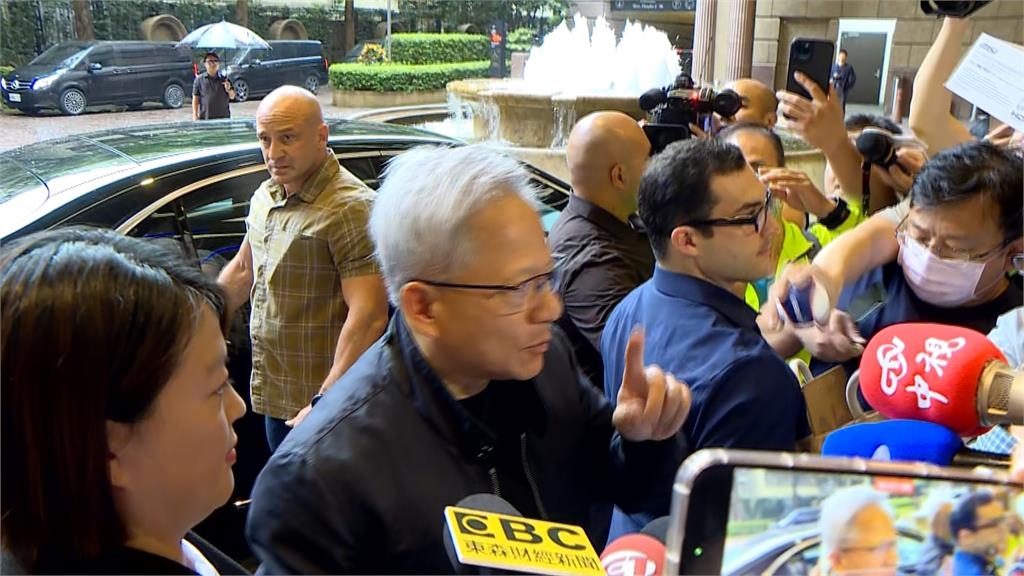 輝達車台北101前亮相吸大票粉絲光顧！　傳黃仁勳傍晚拜會張忠謀