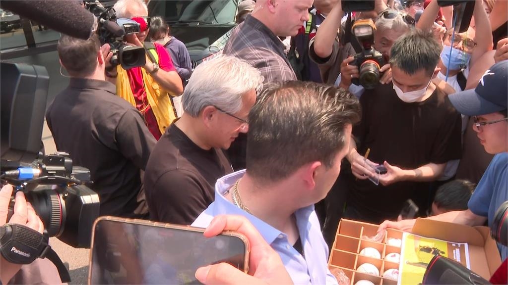 才說簽名球"不能賣"隔天上架　黃仁勳幽默回：要五五分帳