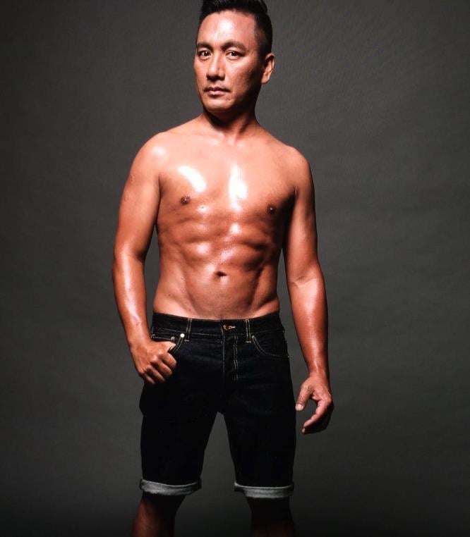 《海角七號》民雄「特種背景」超硬！PO照「炫腹」網嗨翻：台灣之光