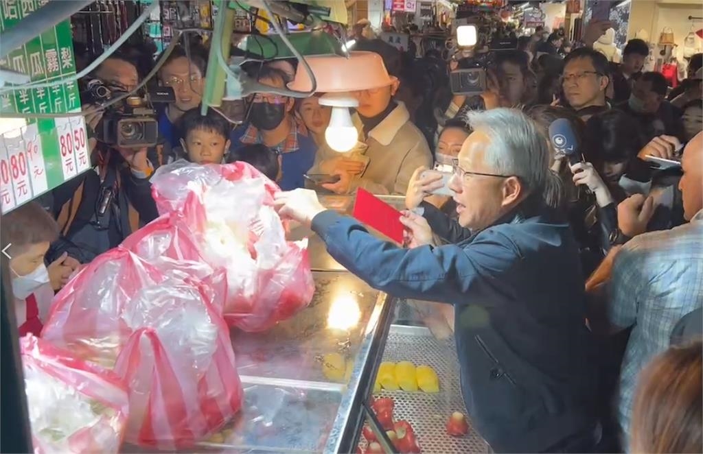 黃仁勳回台必逛愛店!水果阿婆「暖送7字」一票人大讚:台灣精神啦