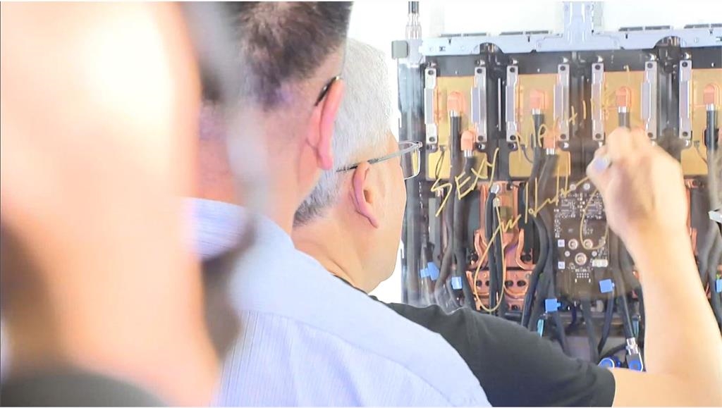 黃仁勳逛COMPUTEX　到鴻海攤位高喊「我愛台灣」