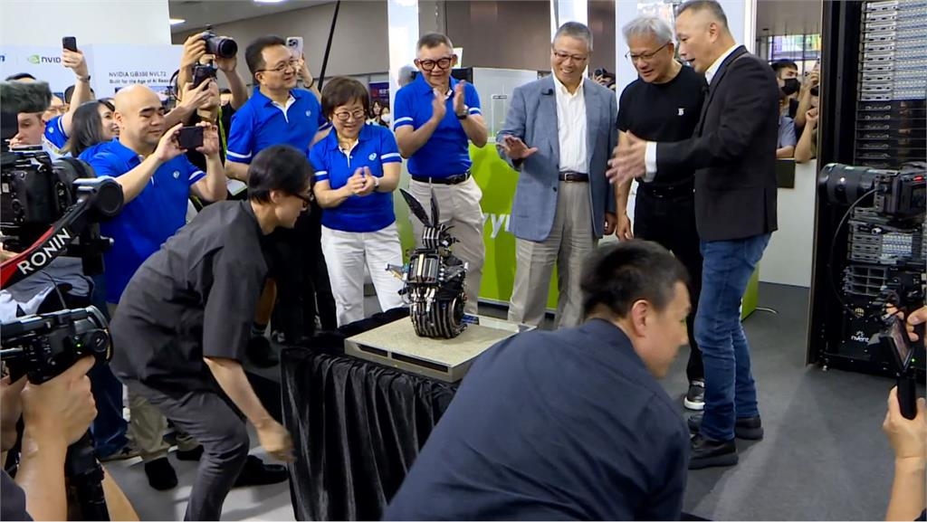黃仁勳逛COMPUTEX　到鴻海攤位高喊「我愛台灣」