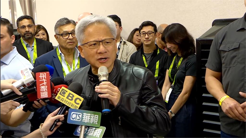 黃仁勳逛COMPUTEX　到鴻海攤位高喊「我愛台灣」