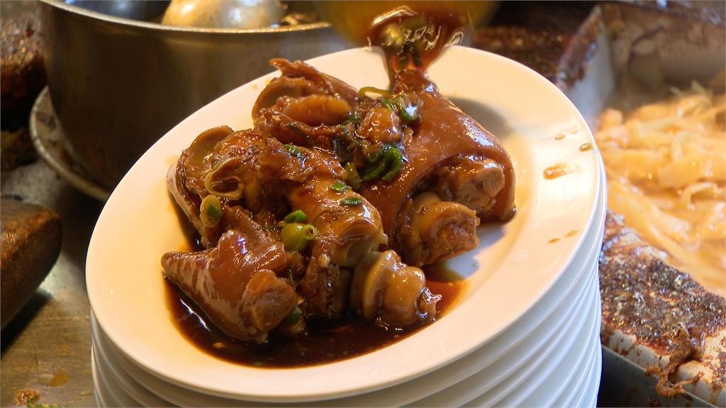 黃仁勳再訪愛店大啖豬腳 粉絲擠爆台北四平商圈