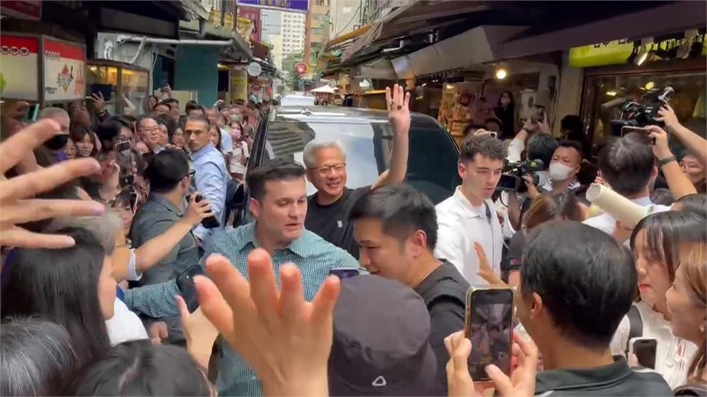黃仁勳再訪愛店大啖豬腳 粉絲擠爆台北四平商圈
