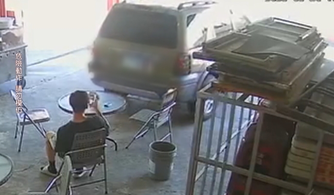 拍片倒車撞廟桌！　玩笑開過頭　兩男宮廟道歉懺悔