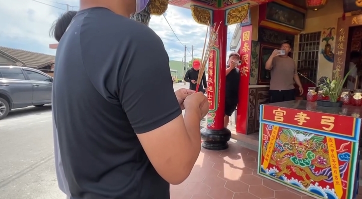 拍片倒車撞廟桌！　玩笑開過頭　兩男宮廟道歉懺悔