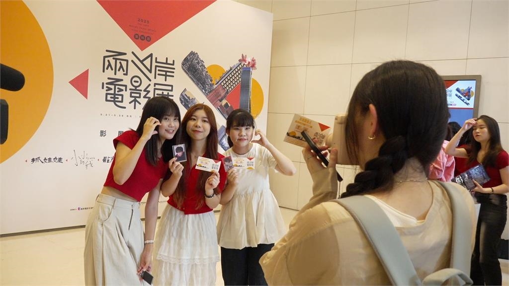 易烊千璽時隔8年來台！　「全身黑」嚴肅出席兩岸電影展