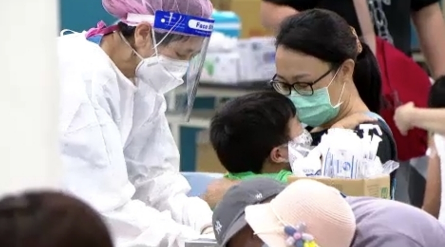 新冠變異「衝破萬人就診」創新高!醫曝「3大族群最危」冒4症狀曝光