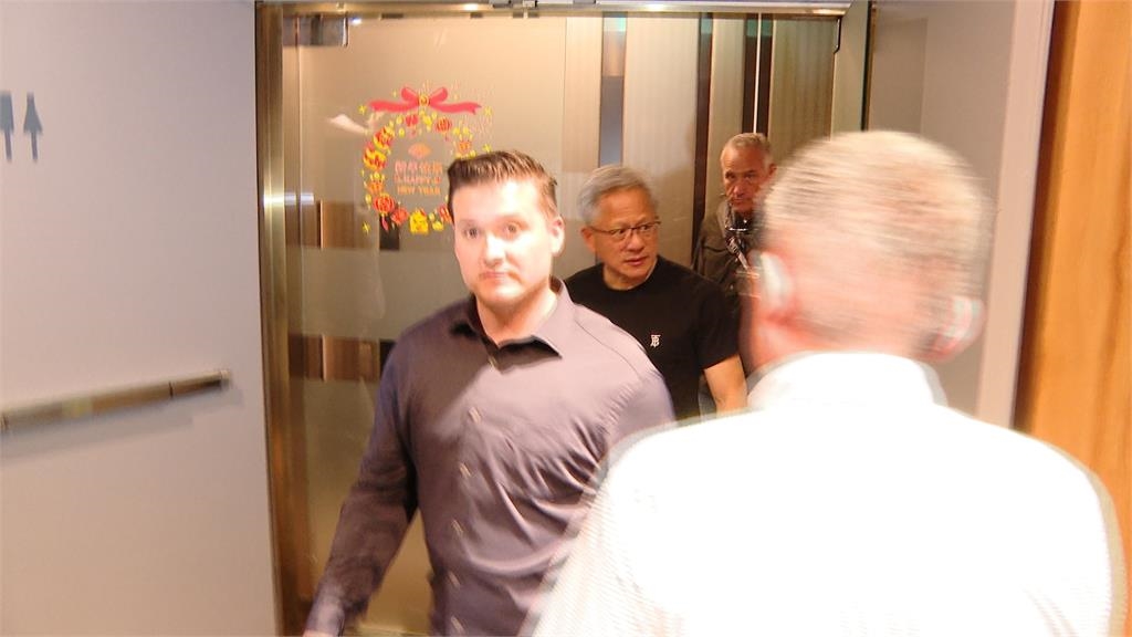 黃仁勳晚間訪士林海鮮會館　包30桌宴請輝達員工