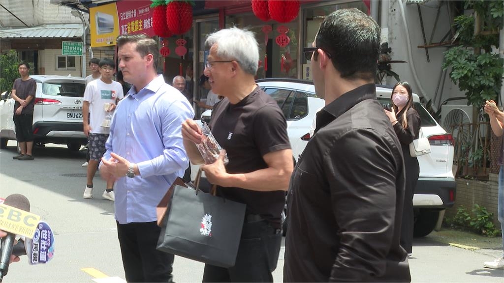 AI教父也會累!黃仁勳鐵人行程 忙工作不忘吃牛肉麵補血