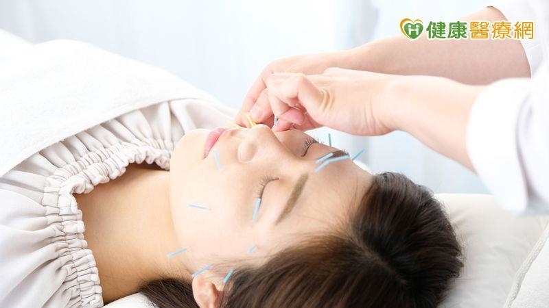 大小眼不對稱怎麼辦？中醫師：「美顏針」改善眼周鬆弛　年輕又有神