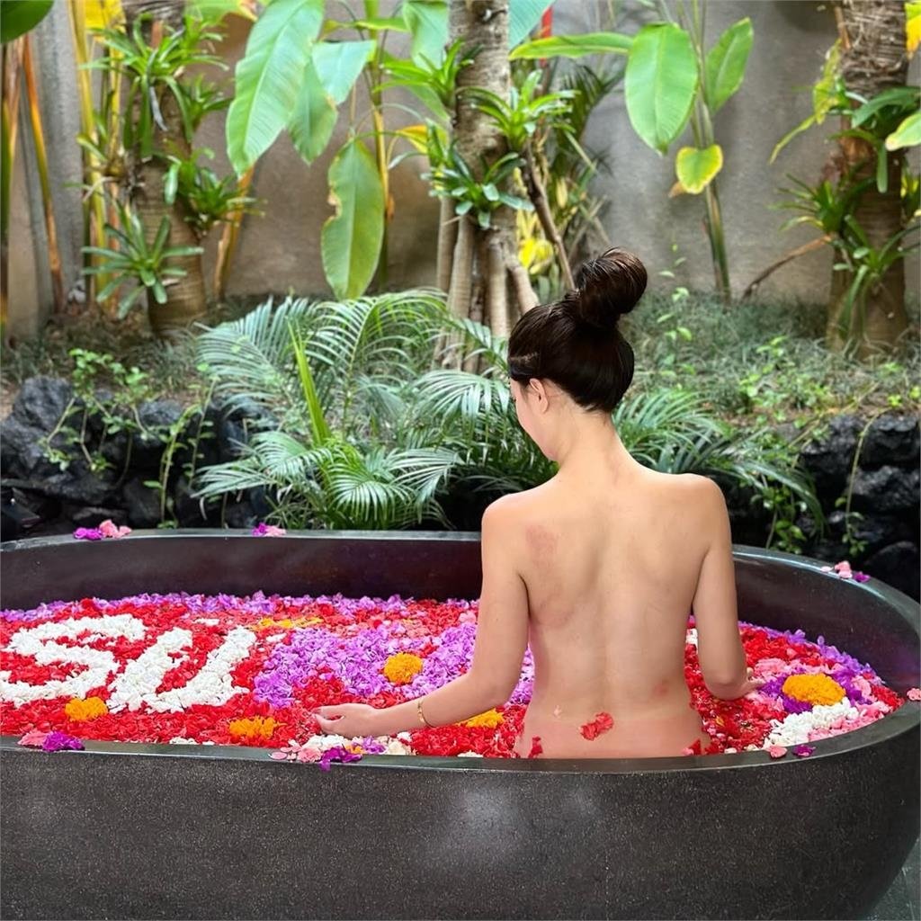 「真人蛇姬」林采緹全裸花瓣浴照曝光!辣曬雪白美背網友暴動:根本藝術照