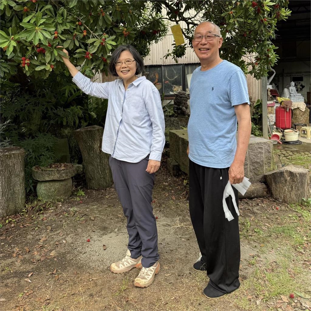 正妹開唱「竟是蔡英文」？本人被釣出…又曬「私下反差真貌」網驚：辣台妹