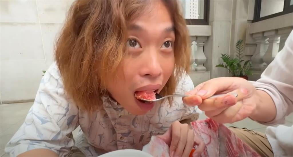 YTR拿湯匙開挖現吃「220公斤」要價30萬黑鮪魚！壯觀畫面曝掀百萬網朝聖