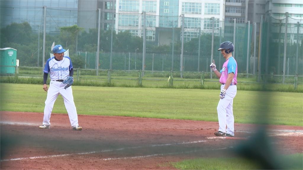 世壯運慢壘賽「雙北市長PK」　雨中奮戰70分鐘！台北9：3勝出
