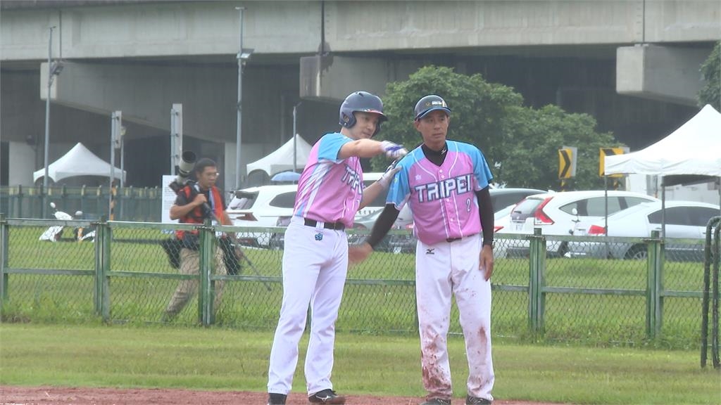 世壯運慢壘賽「雙北市長PK」　雨中奮戰70分鐘！台北9：3勝出