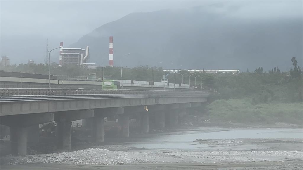 鋒面通過14縣市豪大雨!! 花蓮竟出現「風吹沙」景象