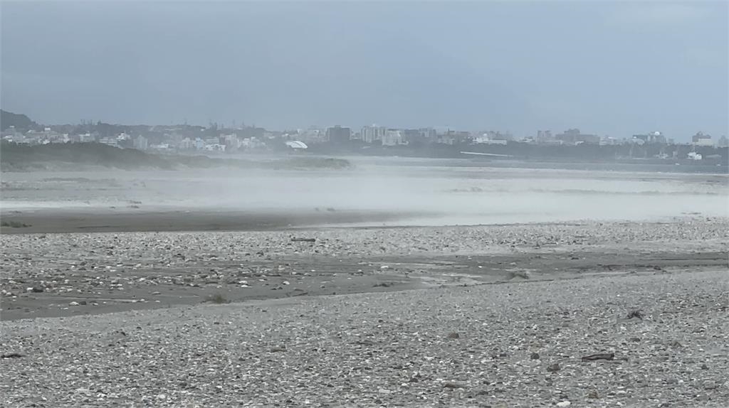 鋒面通過14縣市豪大雨!! 花蓮竟出現「風吹沙」景象