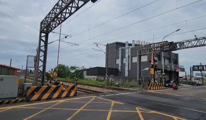 　遮斷器升起三秒後又下放　一輛貨車疑似搶快來不及通過撞斷遮斷器