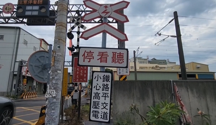 　遮斷器升起三秒後又下放　一輛貨車疑似搶快來不及通過撞斷遮斷器