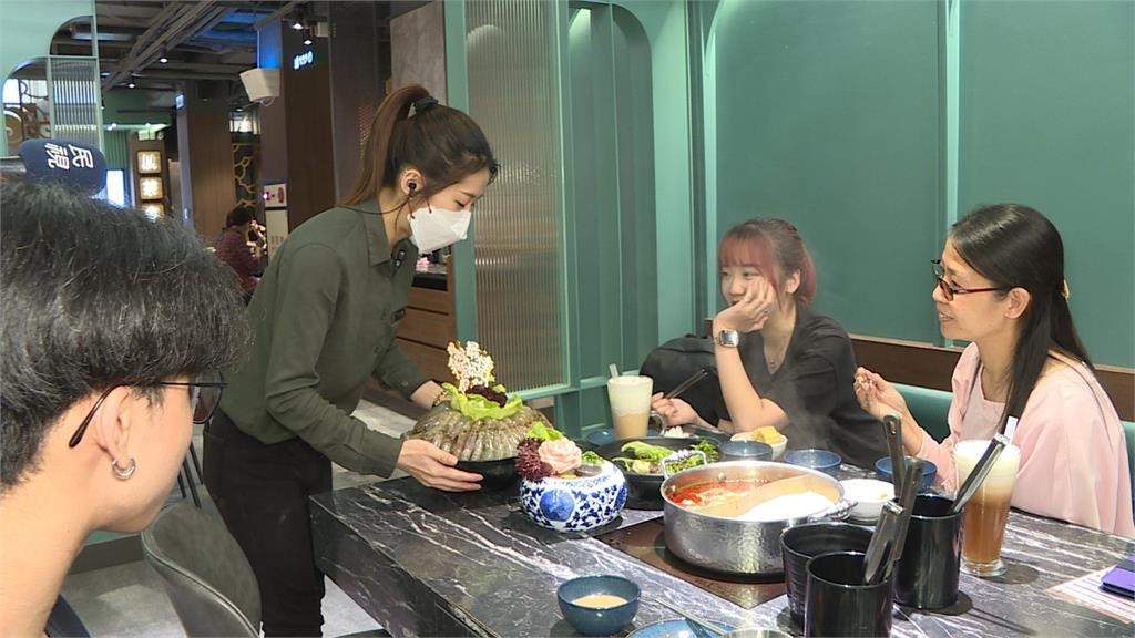 缺工！餐旅業近三年調高薪資１３%　勞退均薪仍不到３萬元