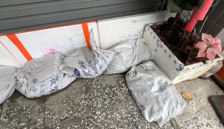 豐原暴雨淹店家! 水如海波浪灌入理髮店