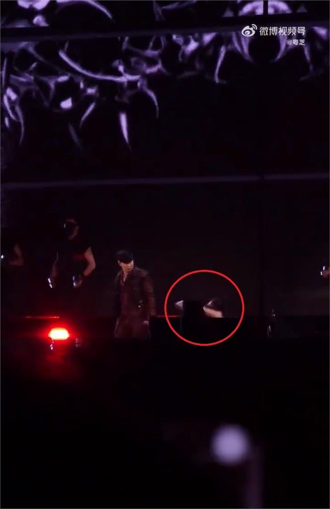 林俊傑唱到一半出事了!舞者「升降台慘摔」他秒做1舉動被讚:太敬業