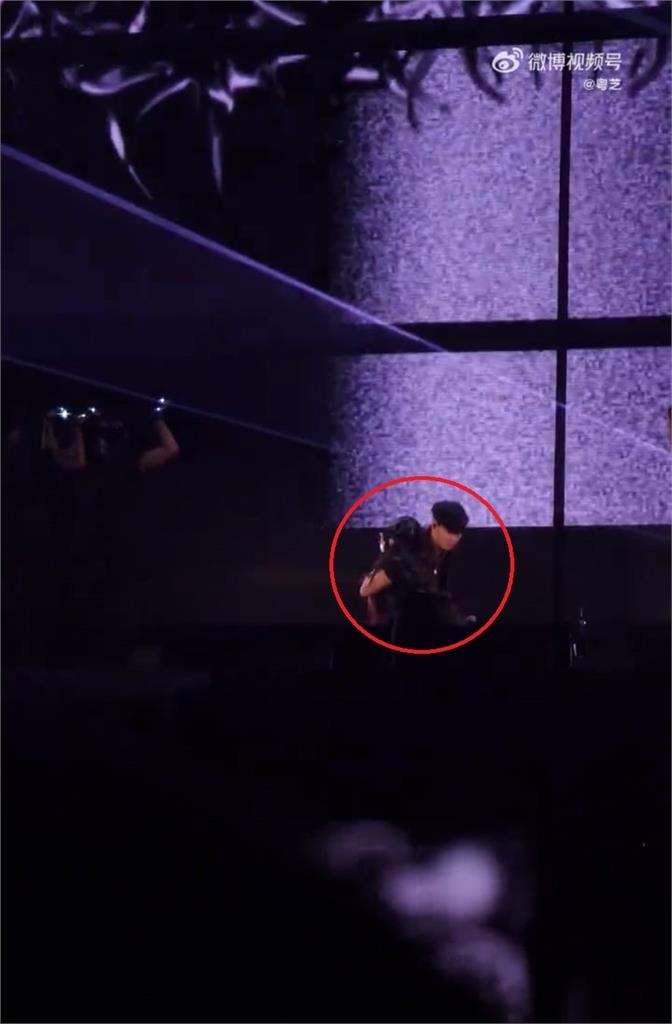 林俊傑唱到一半出事了!舞者「升降台慘摔」他秒做1舉動被讚:太敬業