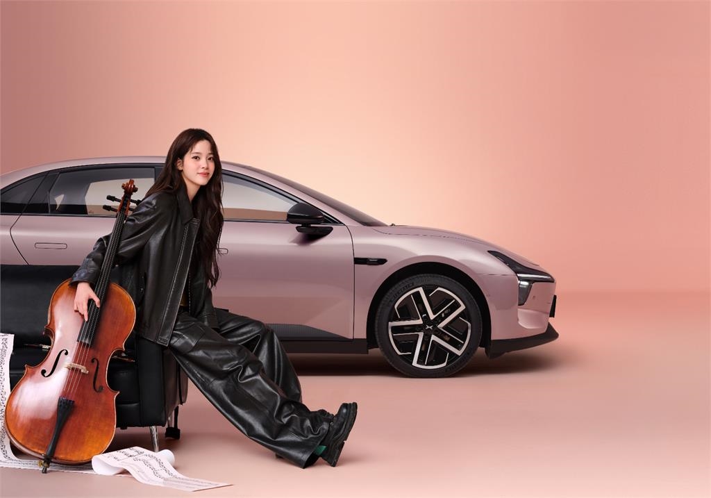 歐陽娜娜不甩「國籍風波」曝喜事! 官宣「中國代言+1」喜提人生第一台車