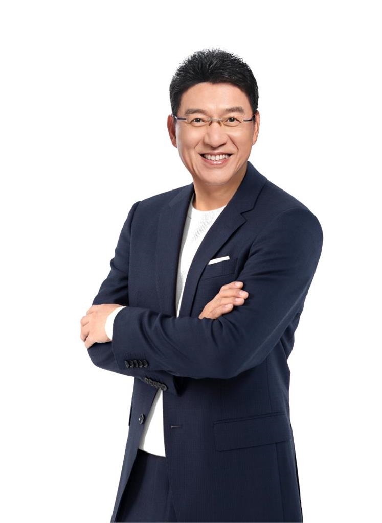 胡瓜首奪「最受信賴主持人」感動發言 謝震武12連霸:信任是一種責任