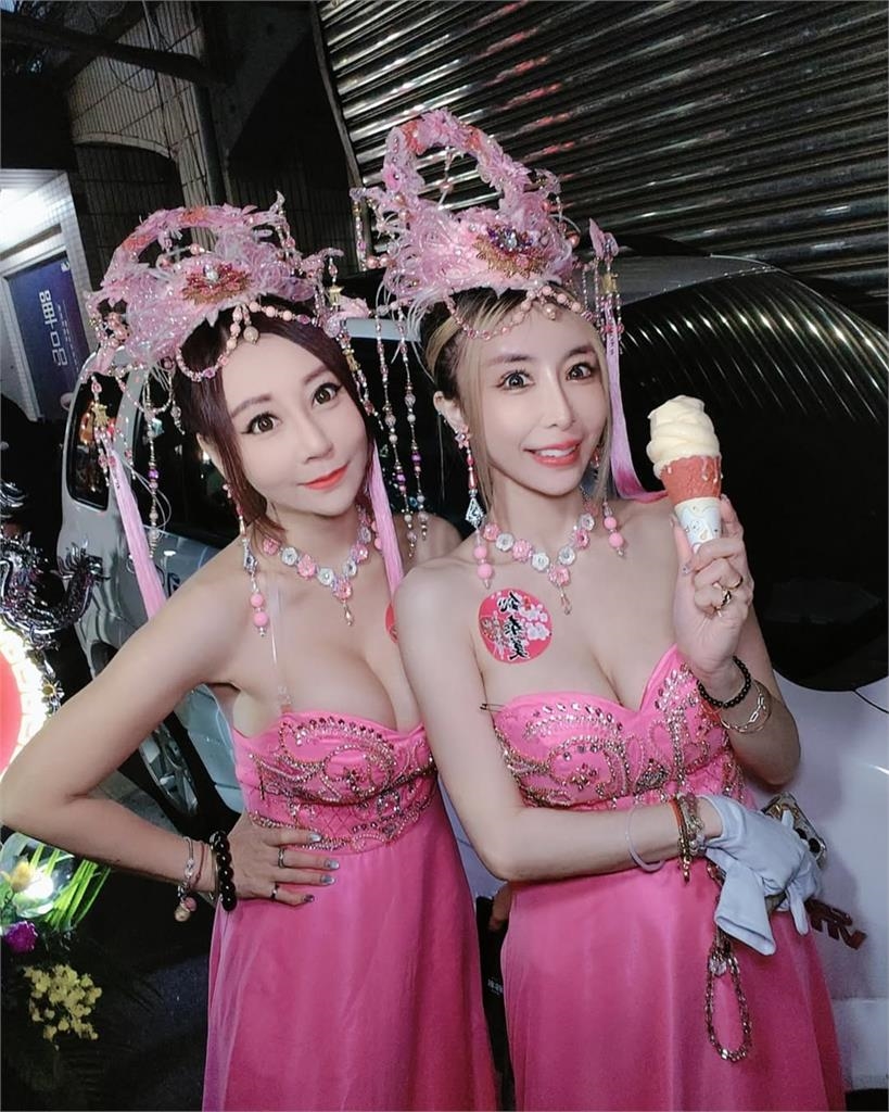 「超兇教主」雪碧化身一日禮生！粉紅亮片禮服辣翻街頭…網讚：香火特別旺