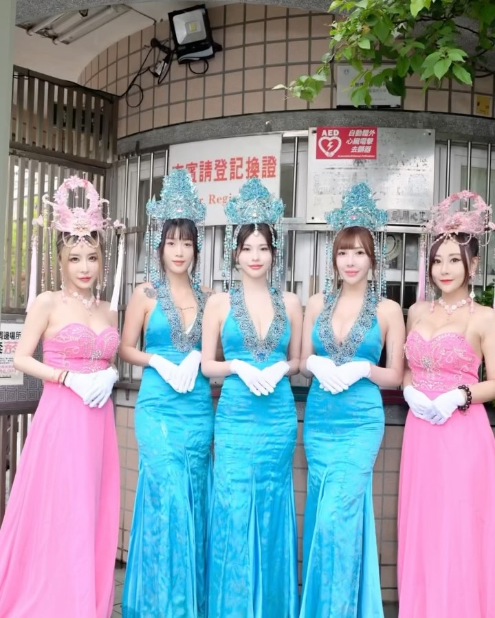 「超兇教主」雪碧化身一日禮生！粉紅亮片禮服辣翻街頭…網讚：香火特別旺