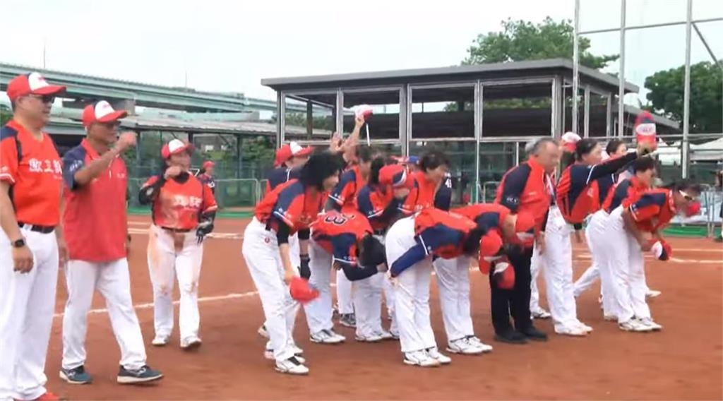 世壯運(影)/女壘60+決賽阿嬤球員頭部滑壘有夠拚! 歐立諾隊8:1奪下金牌