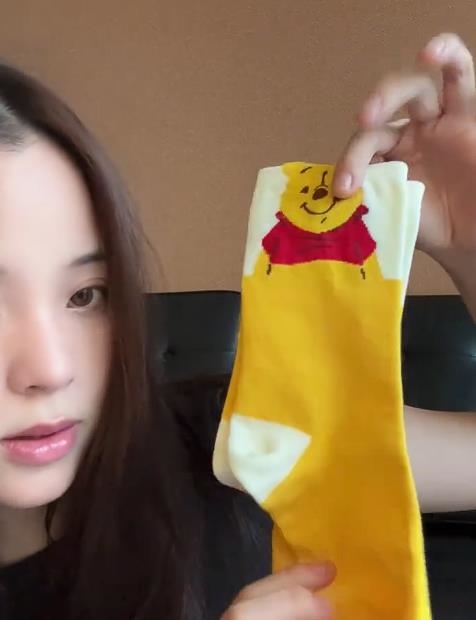 才遭傳註銷國籍…歐陽娜娜拿「中國禁忌1物」狂踩腳底！網嚇爛：辱華？