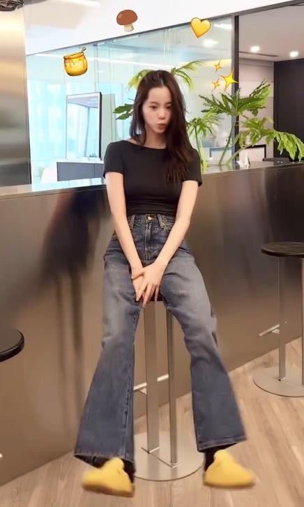 才遭傳註銷國籍…歐陽娜娜拿「中國禁忌1物」狂踩腳底！網嚇爛：辱華？