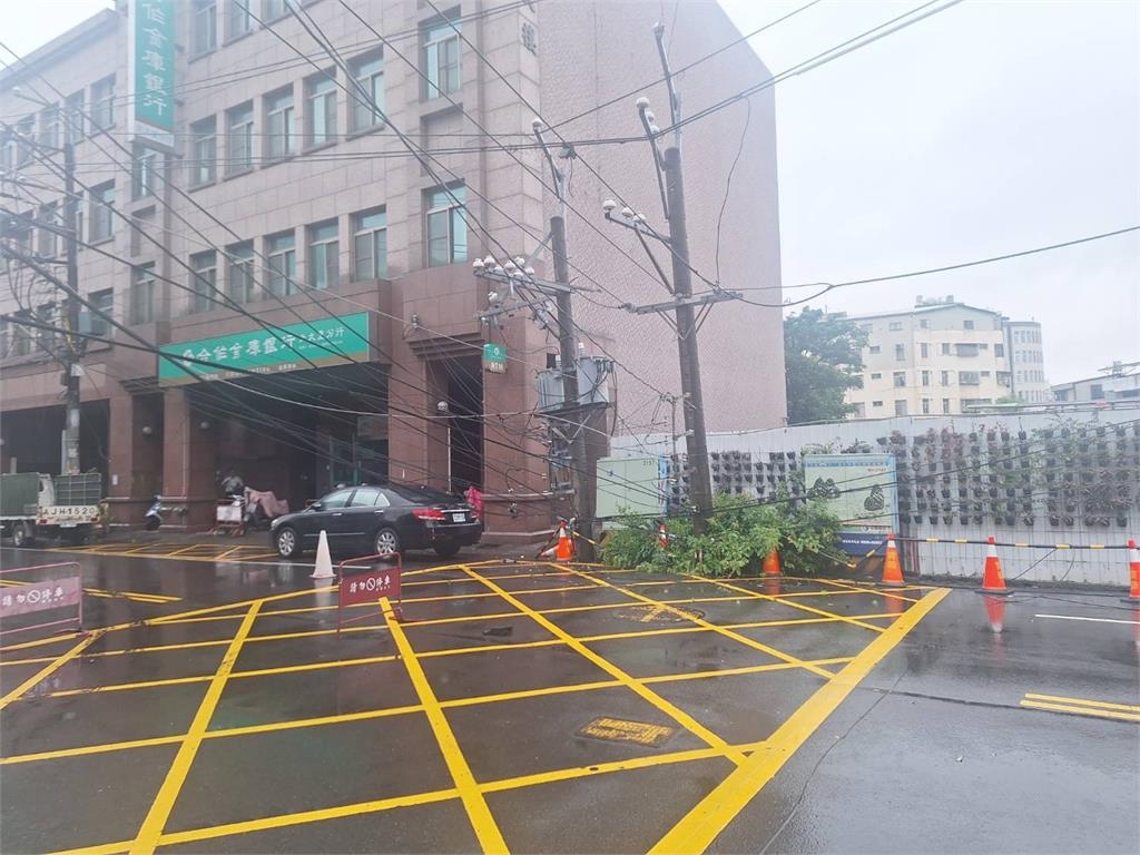 快新聞／台中大里電桿倒塌釀停電　警方冒雨交管估今中午修復