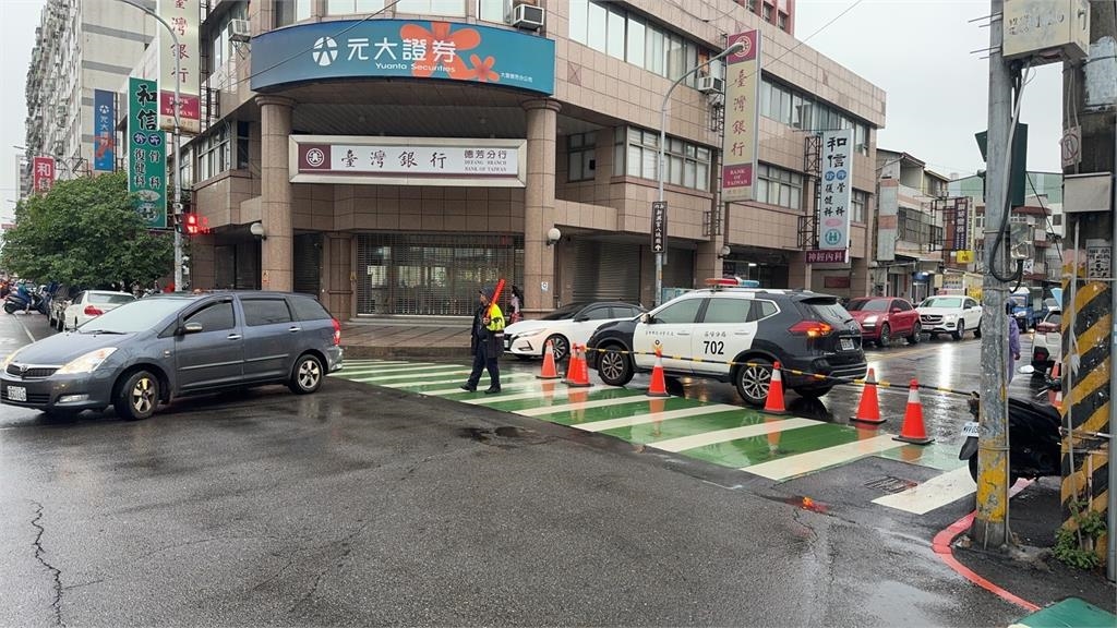 快新聞／台中大里電桿倒塌釀停電　警方冒雨交管估今中午修復