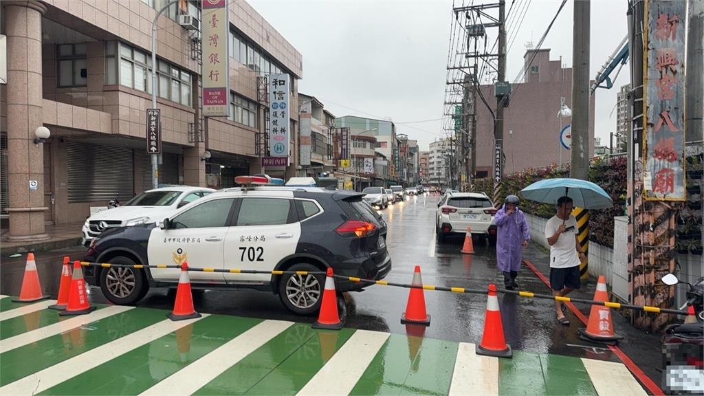 快新聞／台中大里電桿倒塌釀停電　警方冒雨交管估今中午修復