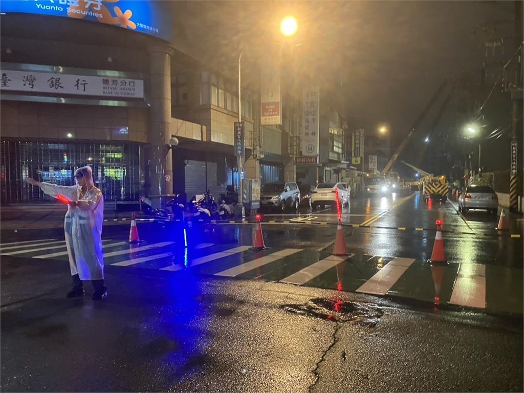 快新聞／台中大里電桿倒塌釀停電　警方冒雨交管估今中午修復
