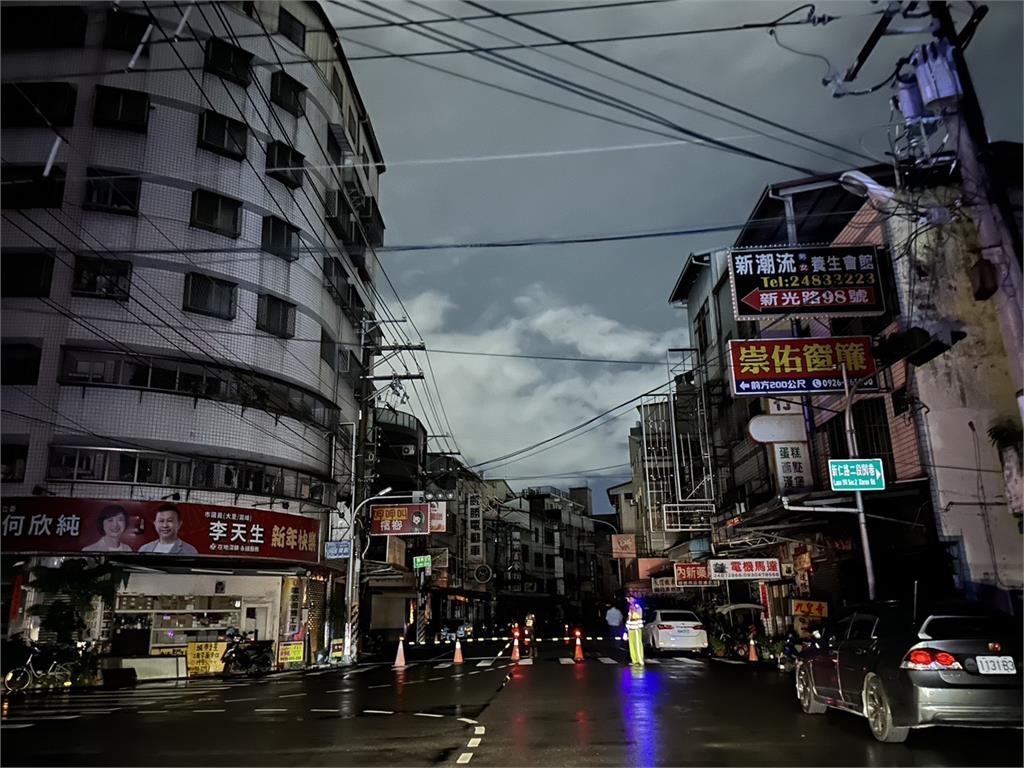 快新聞／台中大里電桿倒塌釀停電　警方冒雨交管估今中午修復