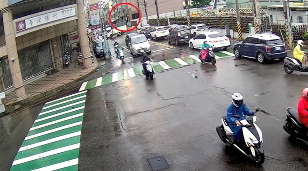 快新聞／台中大里電桿倒塌釀停電　警方冒雨交管估今中午修復