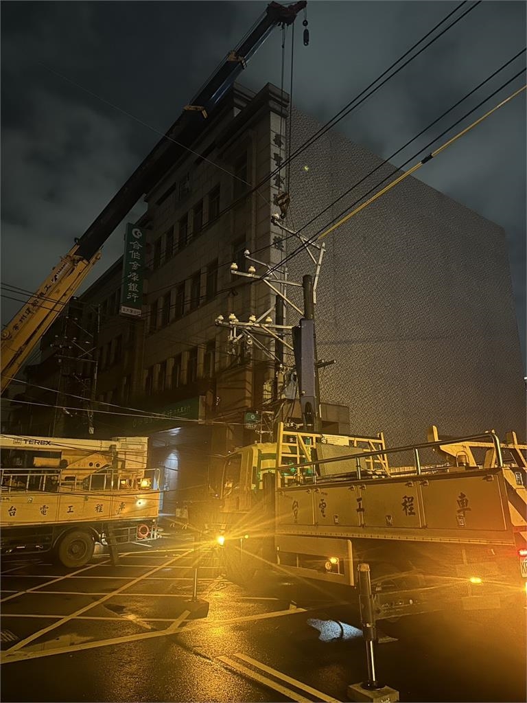 快新聞／台中大里電桿倒塌釀停電　警方冒雨交管估今中午修復