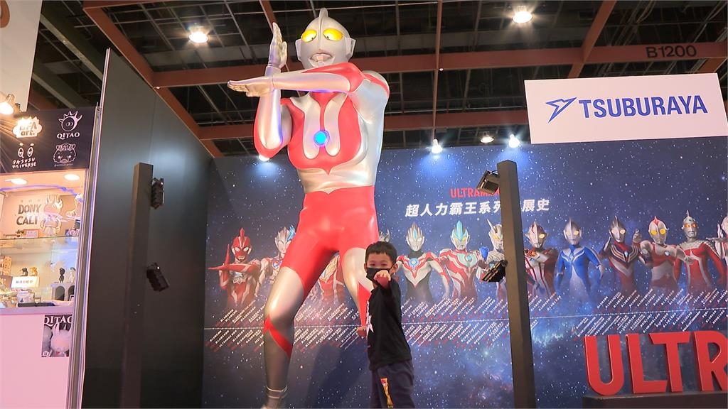 玩具展端午湧人潮！　父子三人童心未泯　合影心愛玩具公仔