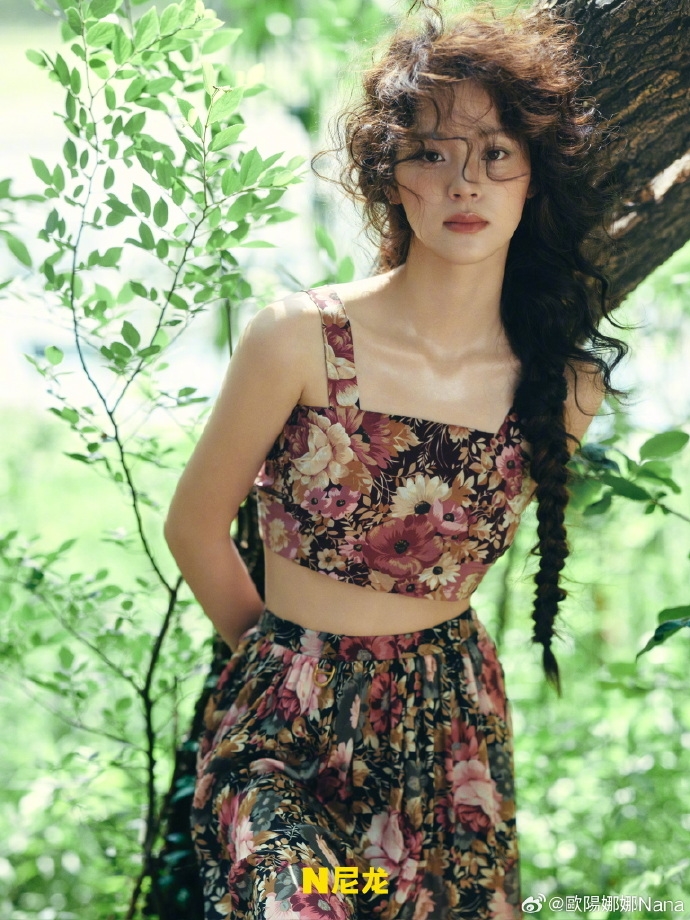 歐陽娜娜遭亂傳「國籍被註銷」中國咖位大提升！破尺度「半身全空」網瘋看：長大了