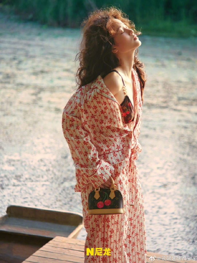 歐陽娜娜遭亂傳「國籍被註銷」中國咖位大提升！破尺度「半身全空」網瘋看：長大了