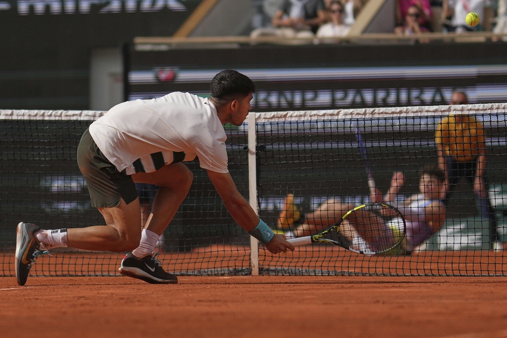 網球(影)／小蠻牛擲出球拍回擊得分　馬上表示違規分數應給對手展現運動家精神