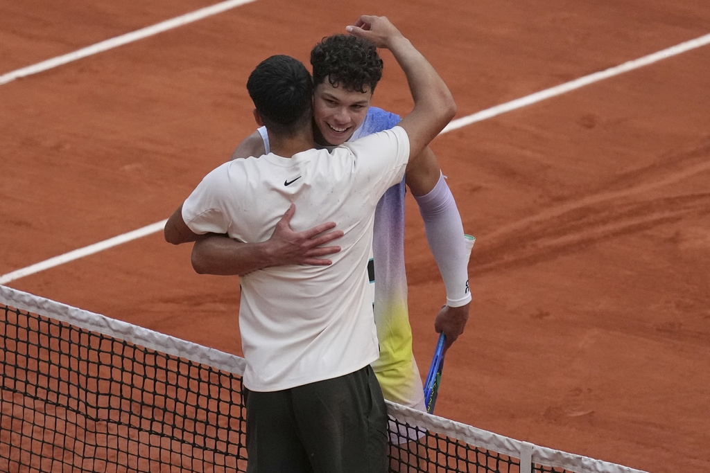 網球(影)／小蠻牛擲出球拍回擊得分　馬上表示違規分數應給對手展現運動家精神