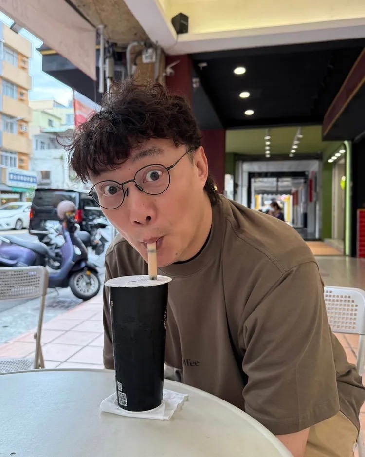 E神高雄玩瘋「奕」整天!興奮現身路邊「指揮交通」掀粉瘋狂朝聖