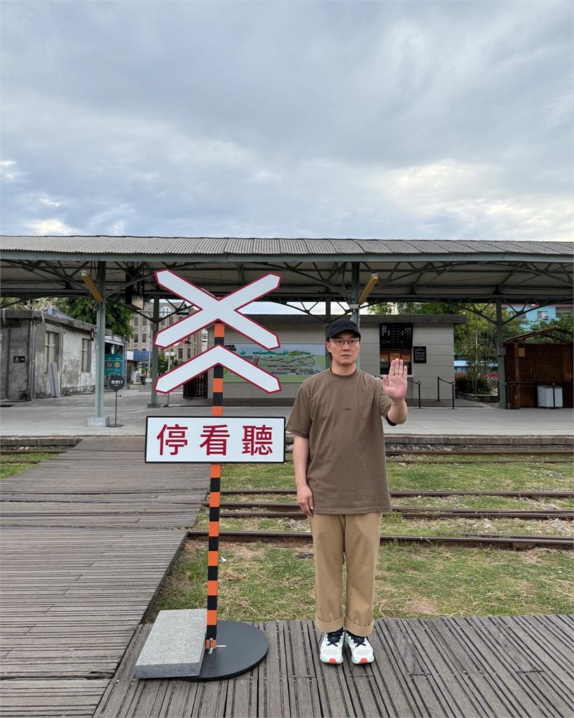 E神高雄玩瘋「奕」整天!興奮現身路邊「指揮交通」掀粉瘋狂朝聖